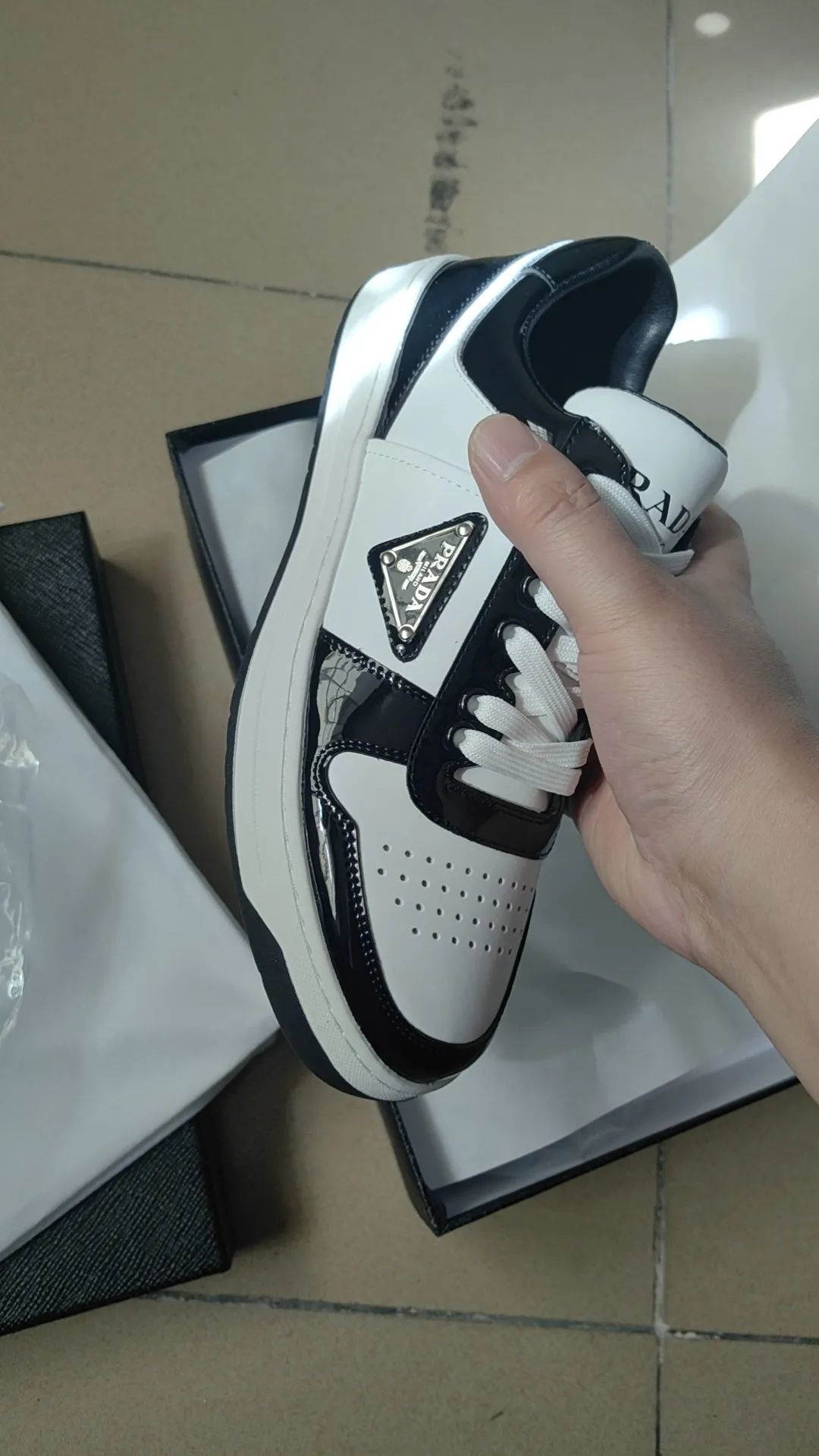P380 black patent leather 38-45 Prada Prada’s new men’s genuine leather sports shoes, the highest version on the market, any comparison is welcome🆚! The original leather has excellent texture and is super high-end! Fetal sheep net lining imported from Italy, removable pad! Luxurious materials and fine workmanship, highly recommended!